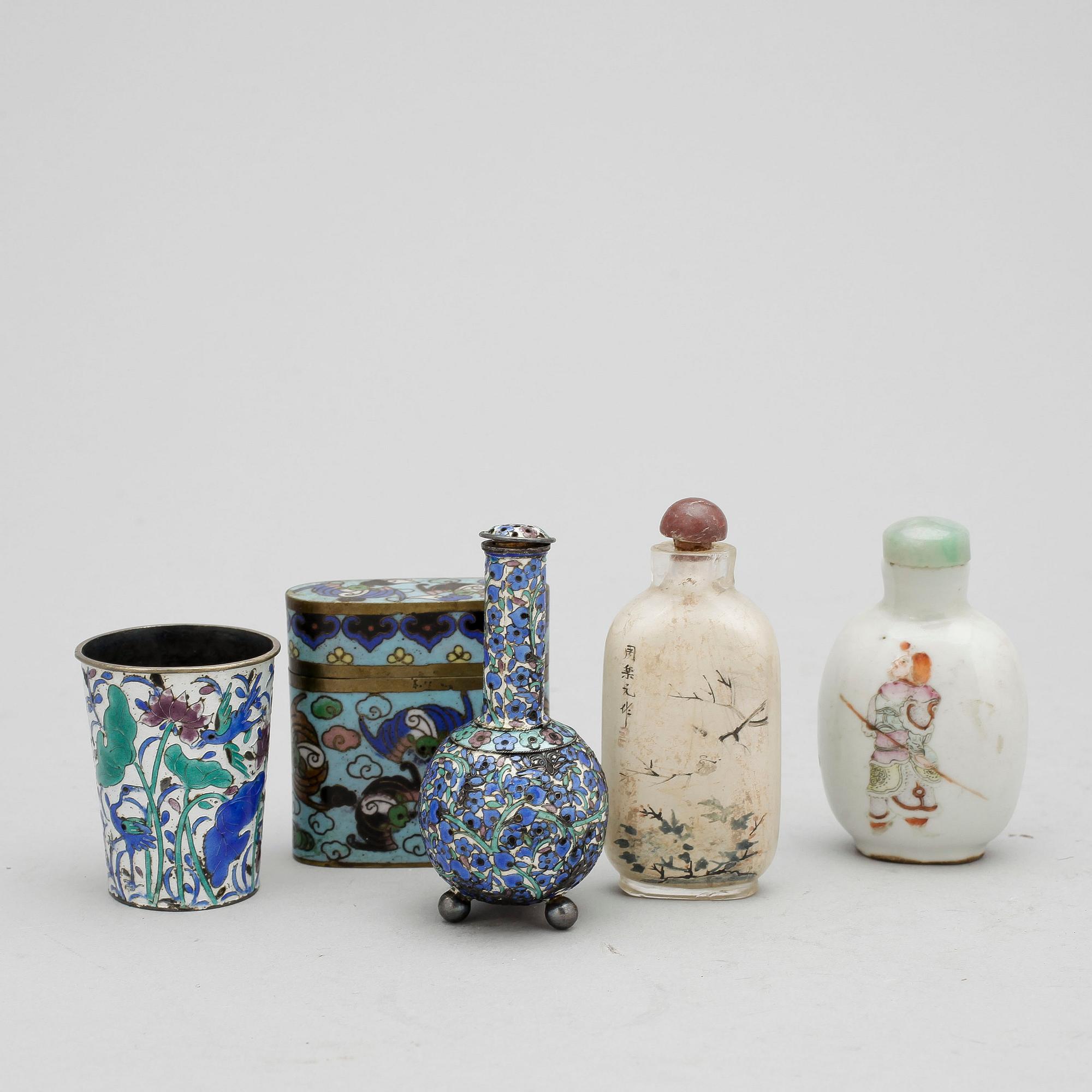 PARTI ORIENTALISKT, 5 delar, porslin, metall, tidigt 1900-tal.