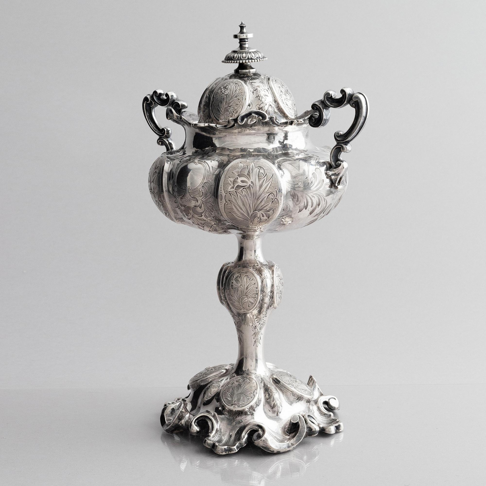 Gustav Möllenberg, uppsatsskål med lock, silver, Stockholm 1863.