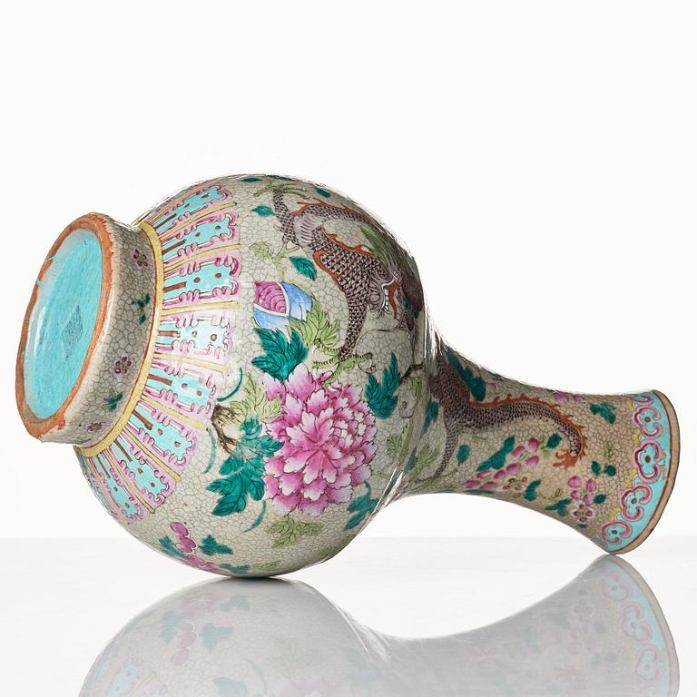 A ge glazed Chinese vase, late Qing dynasty, circa 1900.