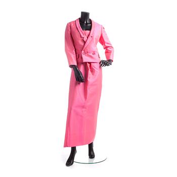 831. NINA RICCI, a pink silk evening dress with jacket and belt from the 1960s.