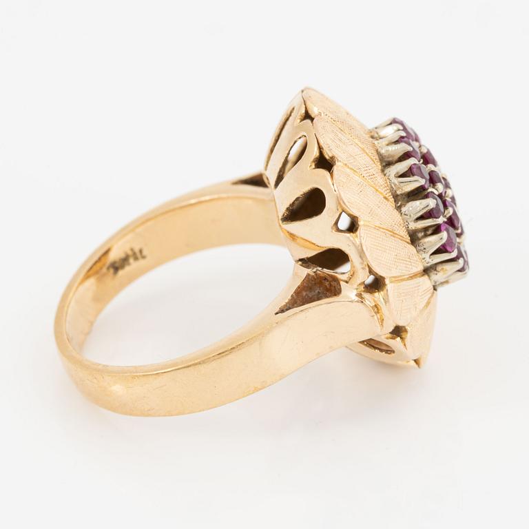 Ring, 18K gold in the form of a flower with pink sapphires.