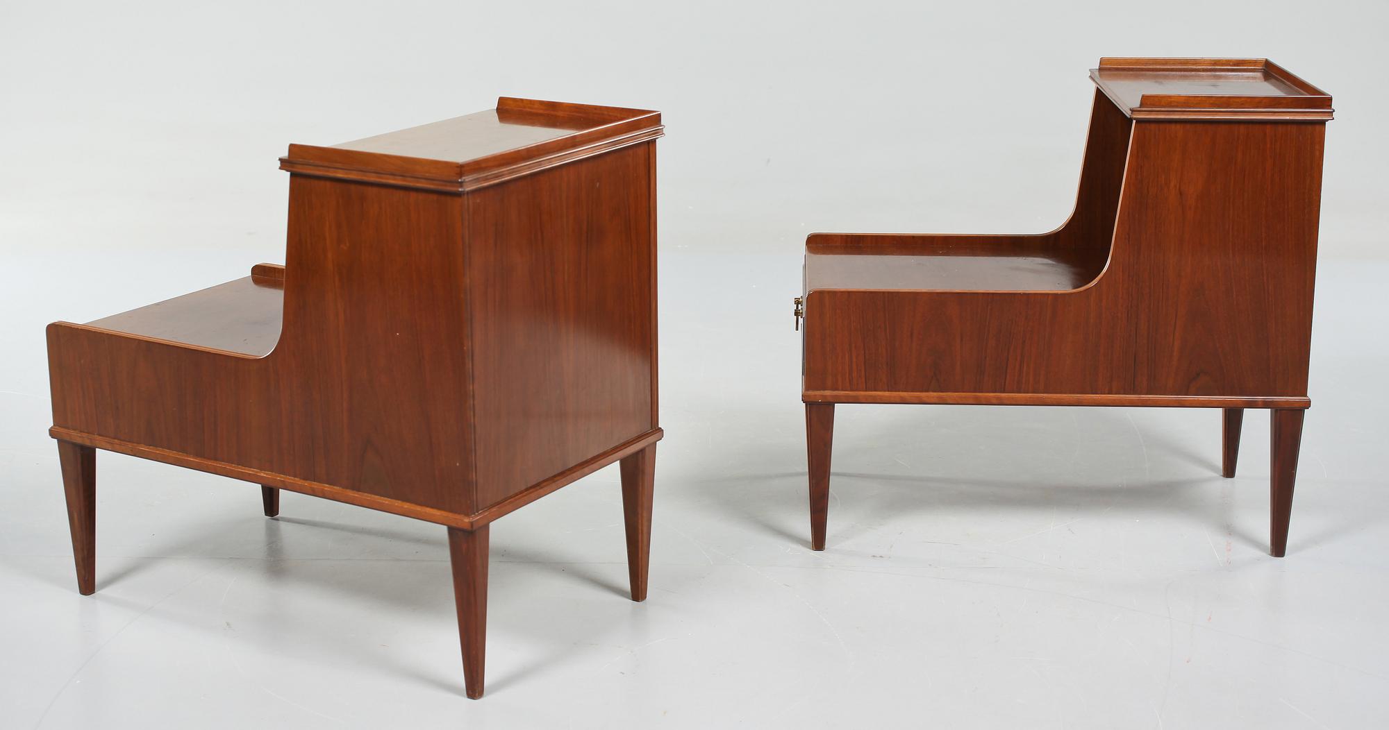 SÄNGBORD, ett par, Ferdinand Lundqvist, omkring 1900-talets mitt.