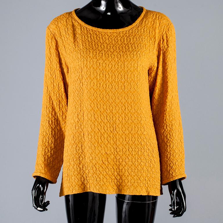 BLUS, Yves Saint Laurent.