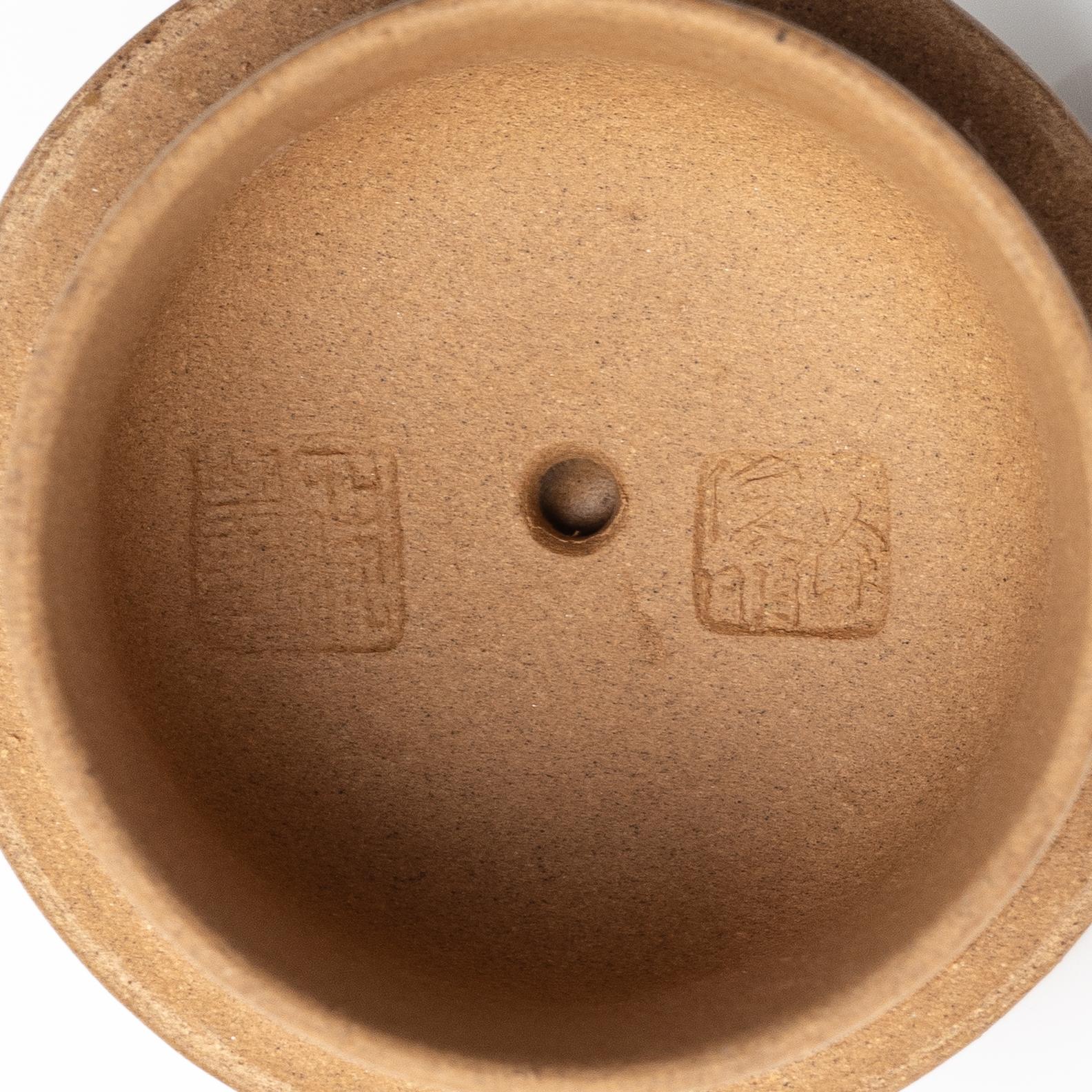 Two Chinese yixing teapots, 1980/90s.