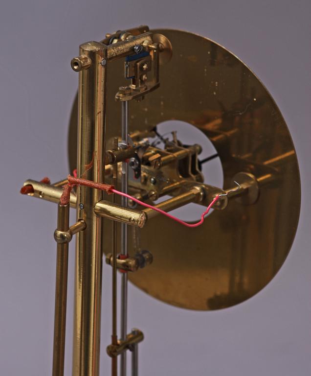 BORDSUR MED GLASHUV. Bulle Patent, omkring 1900.