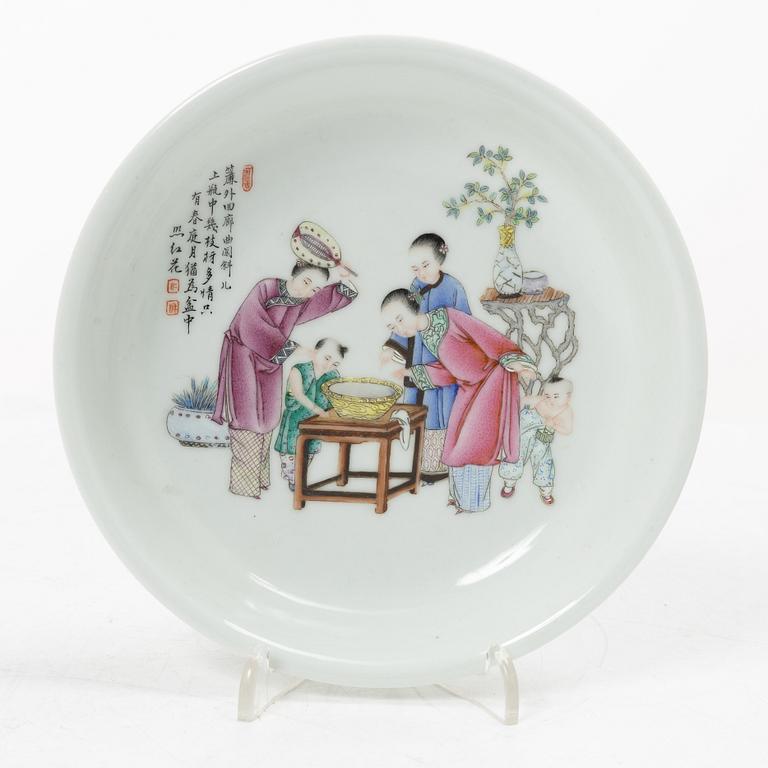 Skålar, två stycken samt skålfat, porslin, Kina, 1900-tal.