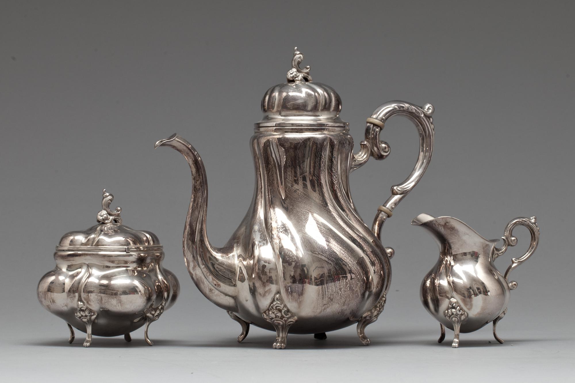 KAFFESERVIS, silver, 3 delar. Rokokostil. Svenska importstämplar, 1900-tal. Vikt ca 780 g.