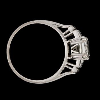 An emerald cut diamond ring, app. 2.40 cts, and smaller, tot. app. 0.50 cts.