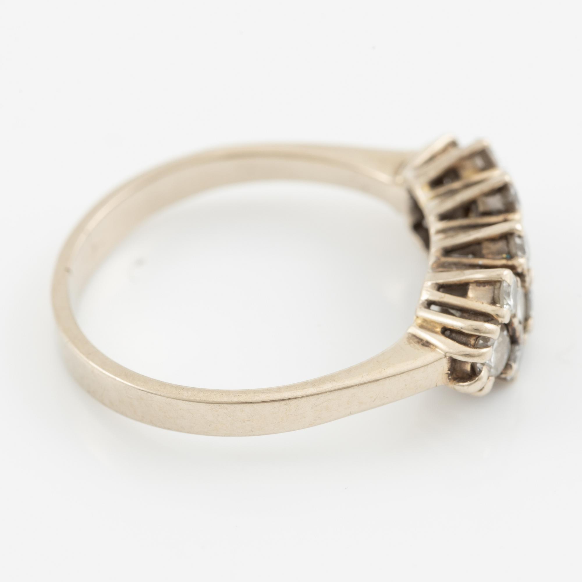 Ring 18K vitguld med briljantslipade diamanter.