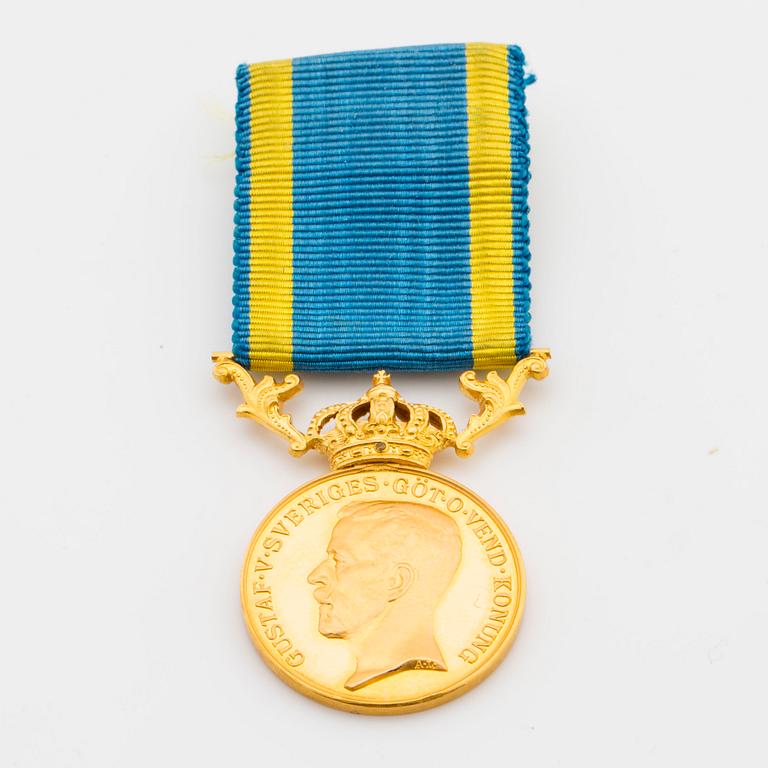 a 23 k gold medal, weight ca 15 g.