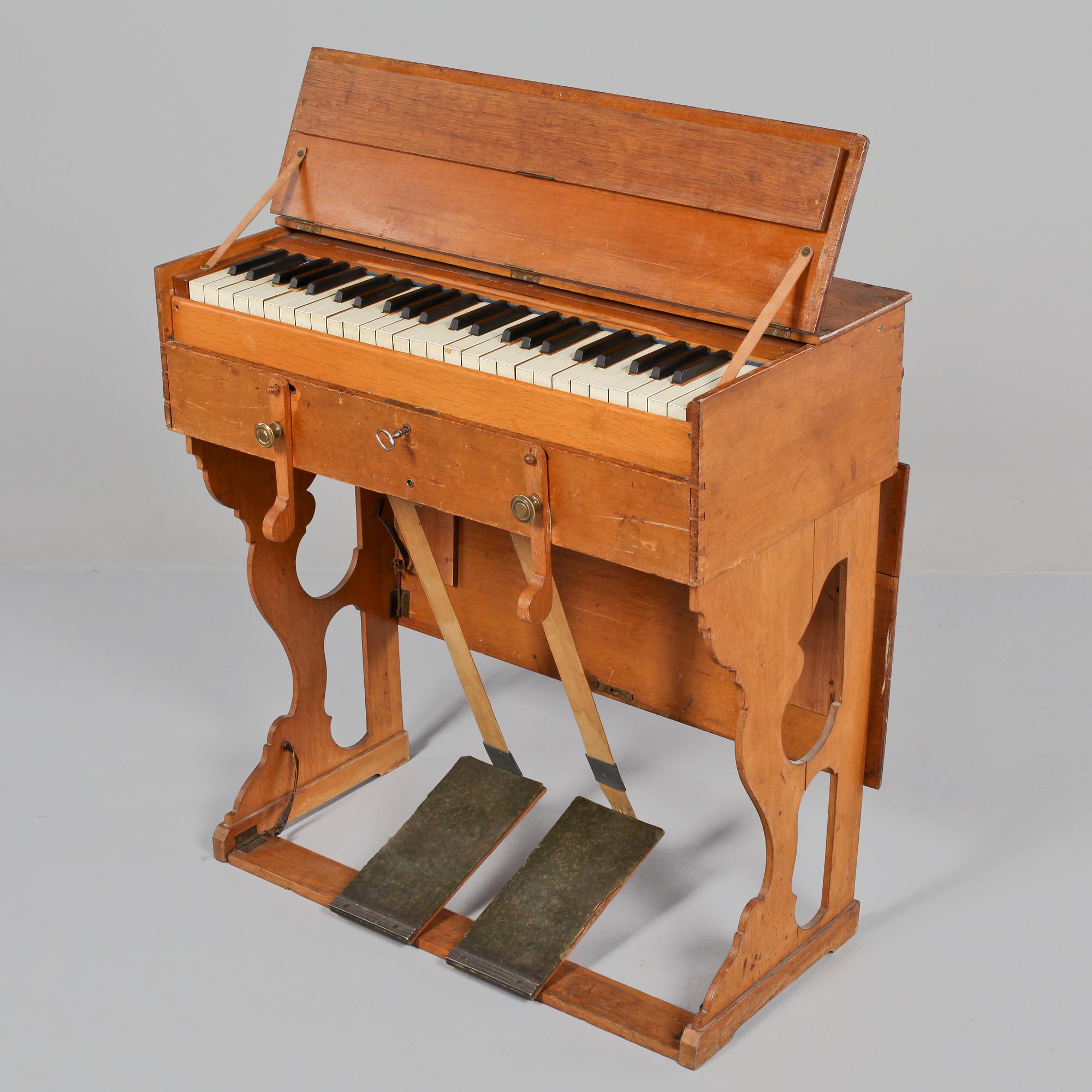 PORTABEL TRAMPORGEL, Lundholms Pianomagasin, omkring sekelskiftet 1800/1900.
