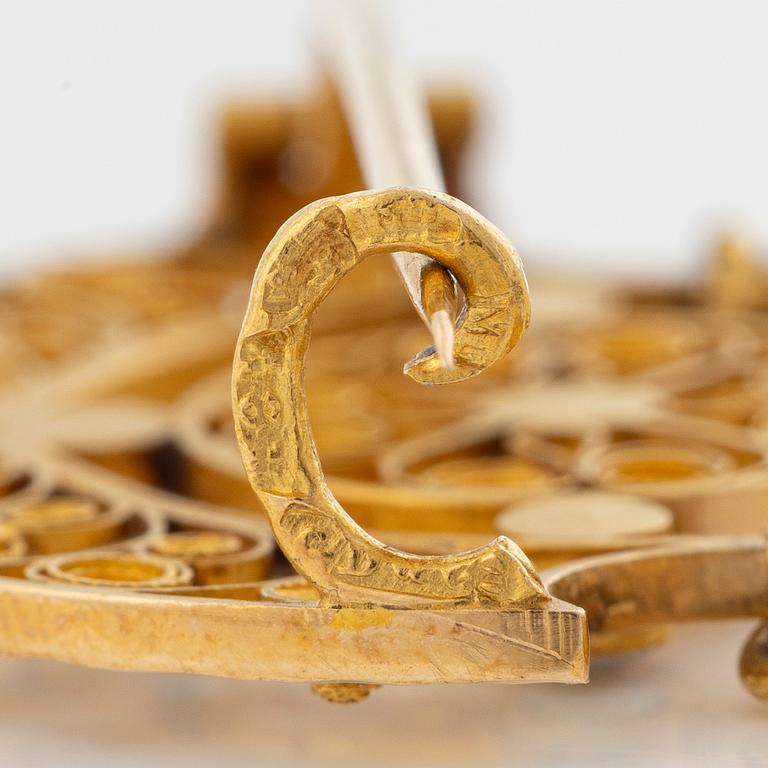 Brooch 18K gold with cultured pearls and three drops.