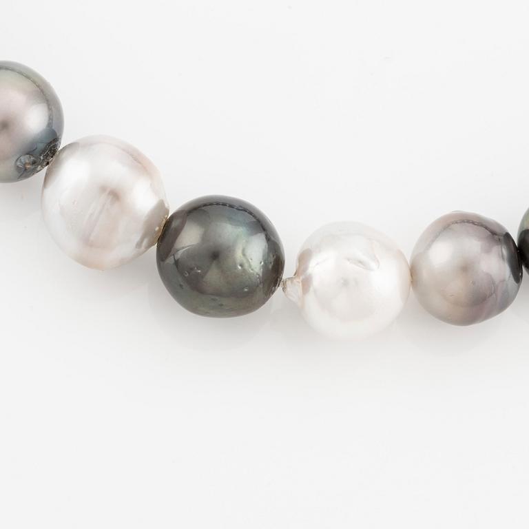 A cultured Tahiti- and South Sea pearl neclace, Gaudy.