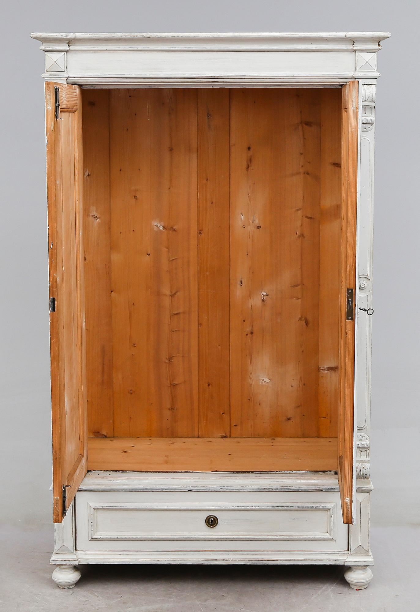 KLÄDSKÅP, 1800-talets andra hälft.