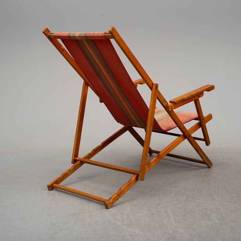 A pair of second half of the 20th century beachchairs.