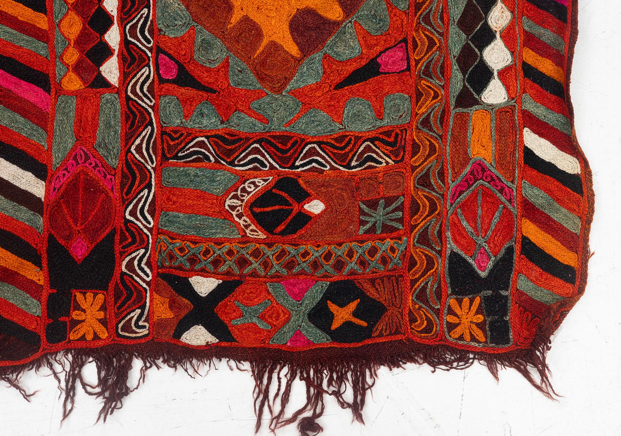Matta/vävnad, slätväv, täsknomader, ca 280 x 154 cm.