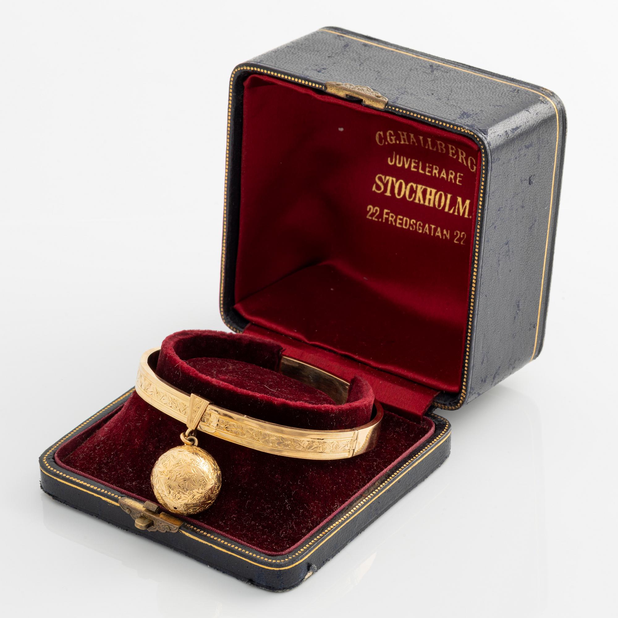 An 18K gold charm bracelet.