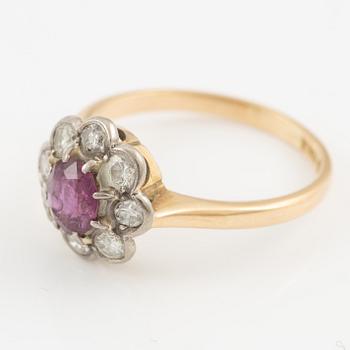 Ring, 18K gold with ruby and brilliant-cut diamonds.