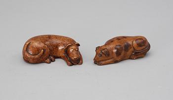 557. Two 19th-20th century birch snuffboxes in the shape of lying dogs.