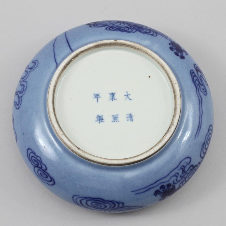 PENSELBAD, porslin, Kanxistil, sen Qing, omkring sekelskiftet 1900.