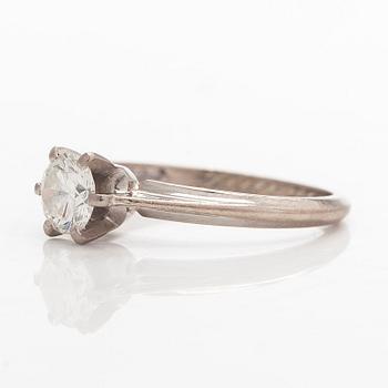 Ring, 18K vitguld med en briljantslipad diamant circa 0,62 ct, Kultakeskus 1988.