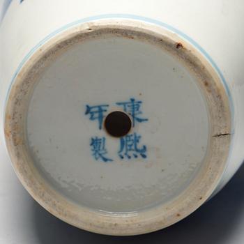 A blue and white vase, Qing dynasty, Guangxu (1875-1908).