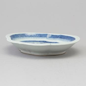 A blue and white serving dish, Qing dynasty, 19th Century.