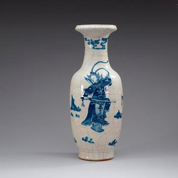 A blue and white ge-glazed vase, Qing dynasty, 19th Century.