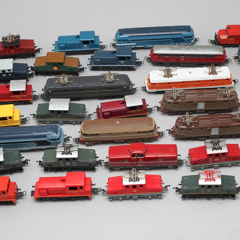 33 model locomotives by Lima, Italy, from the latter half of the 20th century.