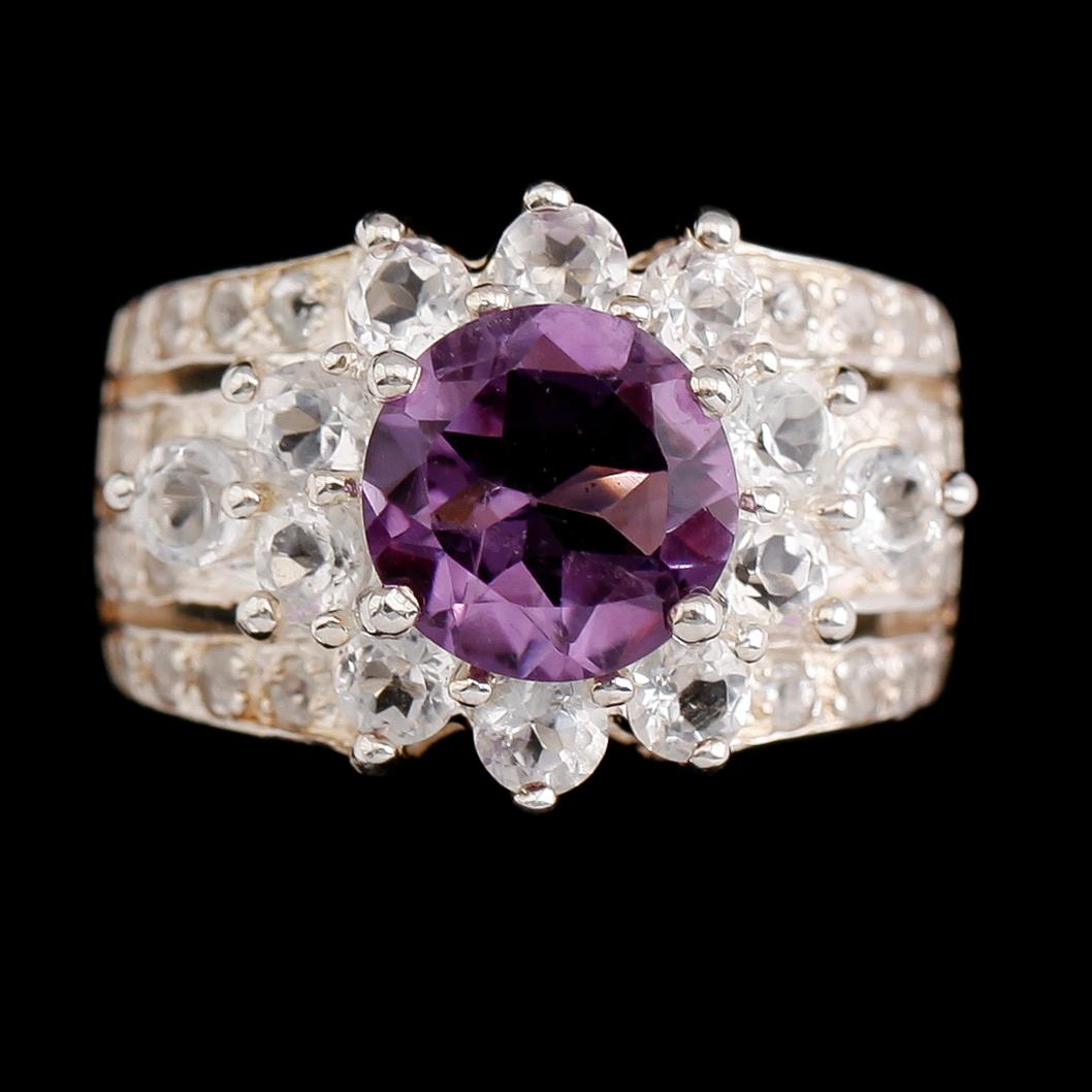 RING, sterlingsilver, ametist ca 3.00 ct, vita topaser tot ca 1.60 ct.