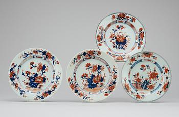 150. TALLRIKAR, 4 (2+1+1), porslin. Qing dynastin, tidigt 1700-tal.