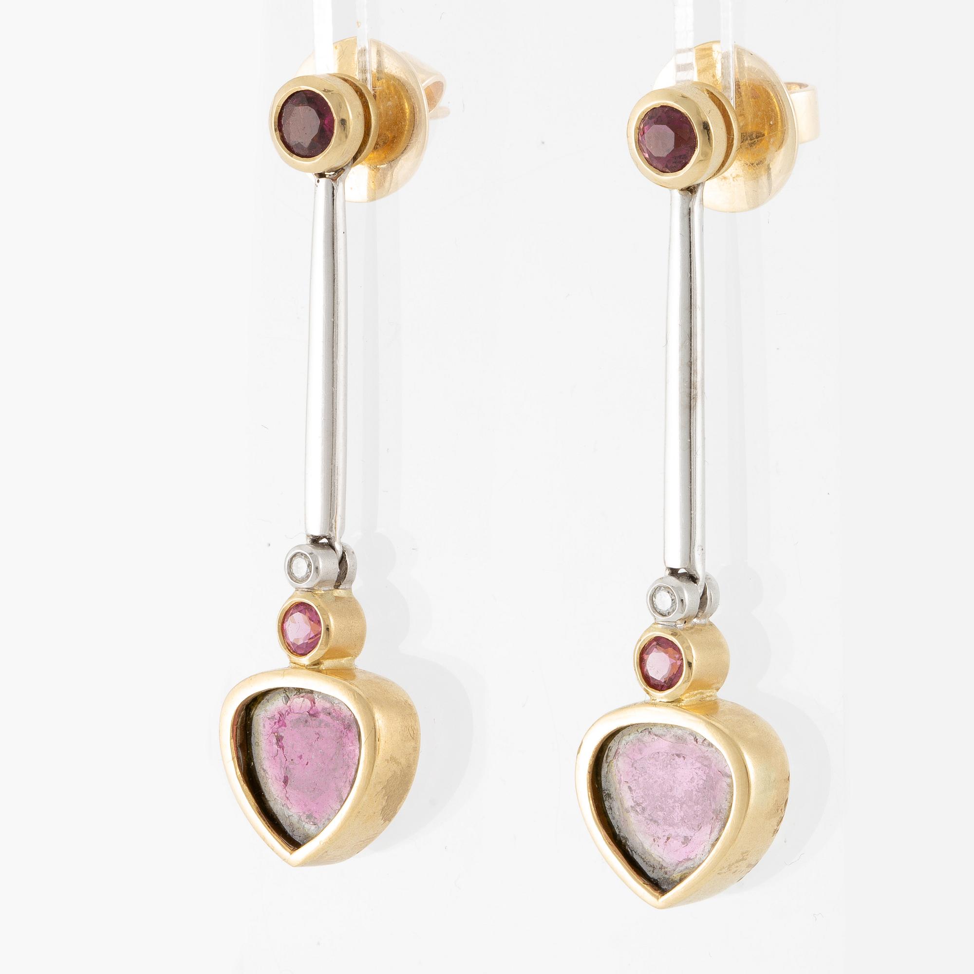 Örhängen, ett par, 18K guld med små briljantslipade diamanter och vattenmelonturmaliner.