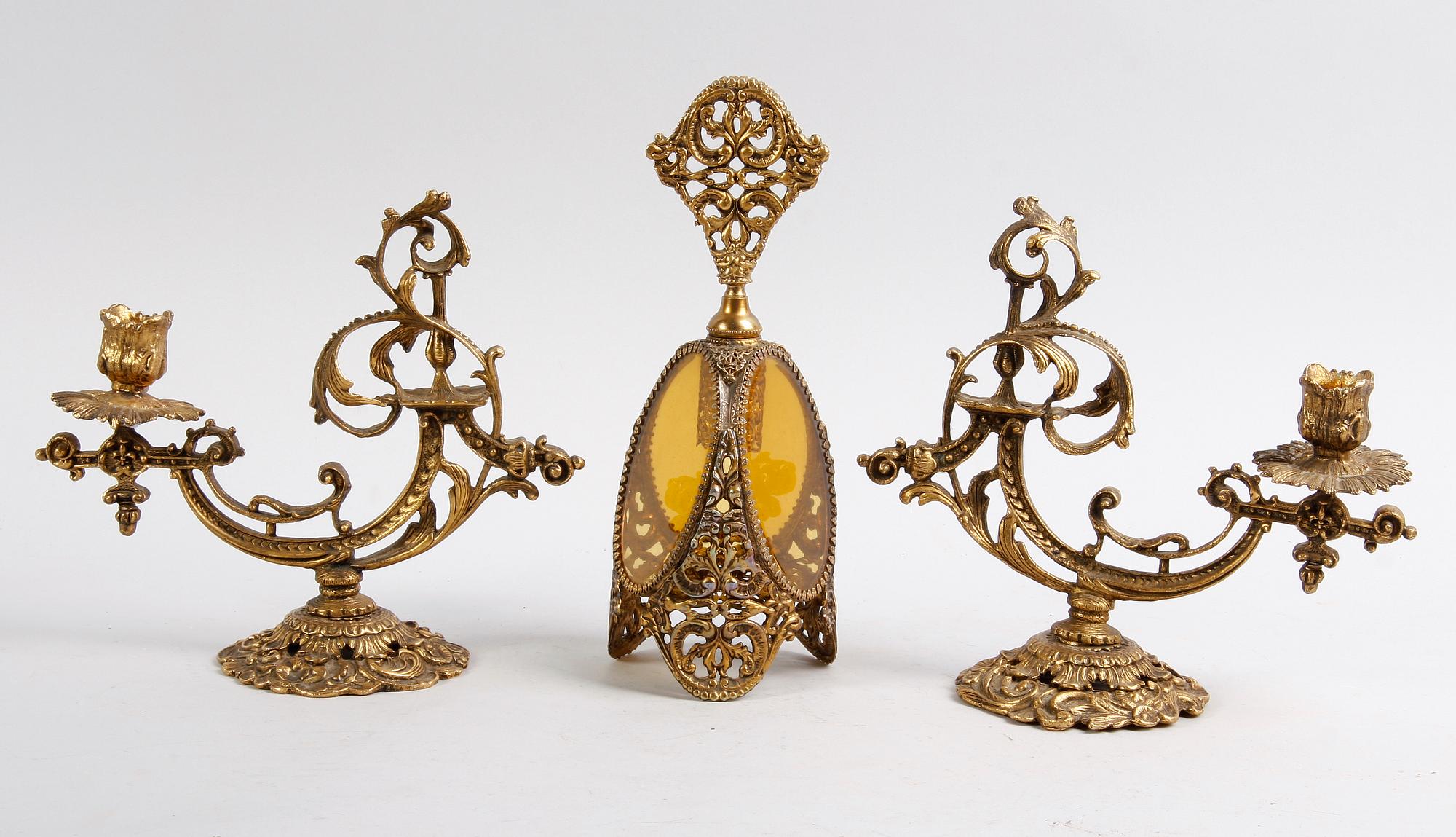 LJUSSTAKAR, ett par samt PARFYMFLASKA.