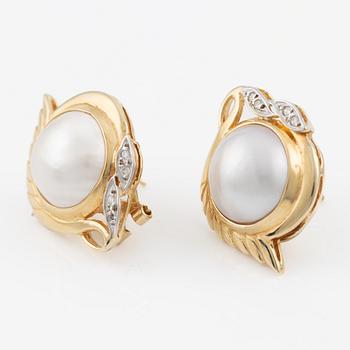 Earrings, a pair, 14K gold with mabé pearls and small brilliant-cut diamonds.