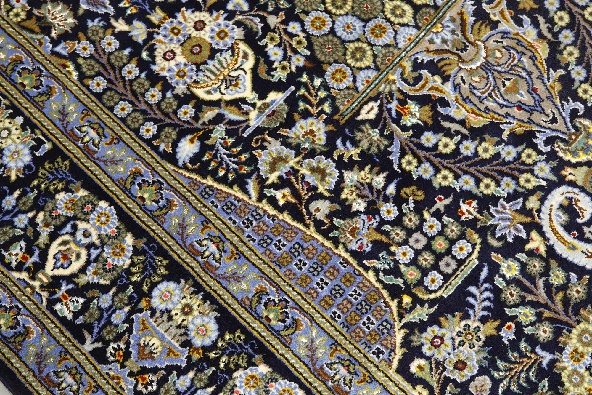 A Kashan rug, ca 206 x 143 cm.