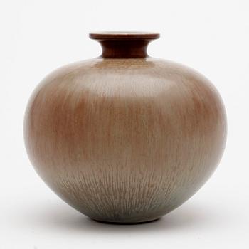 VAS, stengods, Berndt Friberg, Gustavbergs studio, signerad och daterad 1976.