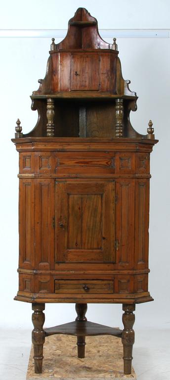 HÖRNSKÅP, 1700/1800-tal.