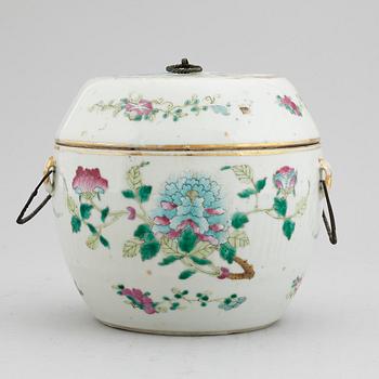 A famille rose jar with cover, late Qing dynasty, circa 1900.