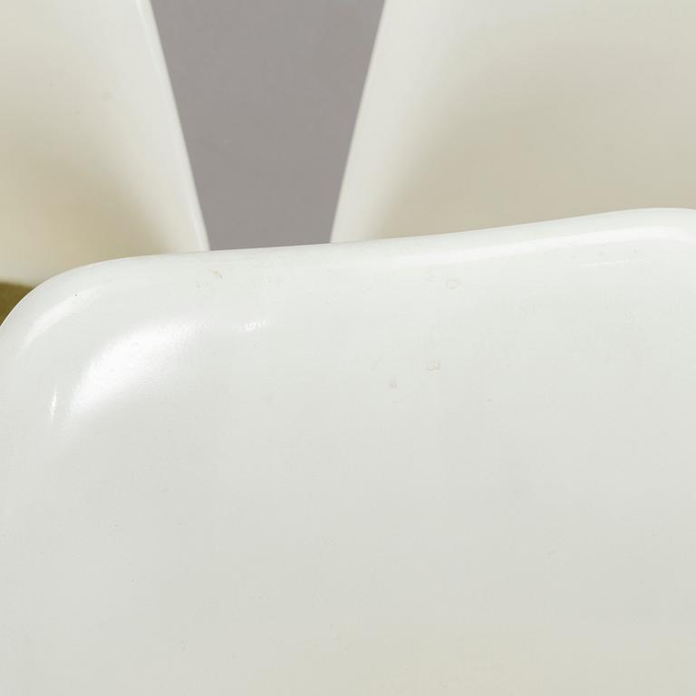 Eero Saarinen, A set of five 1960's chairs "Tulip" for Artek, manufactured under licens by Billnäs factory. Finland.