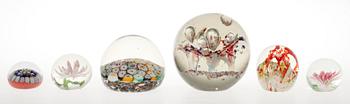 BREVPRESSAR, 6 st, glas, bla etikettmärkt Giacobbe Murano, 1900-tal.
