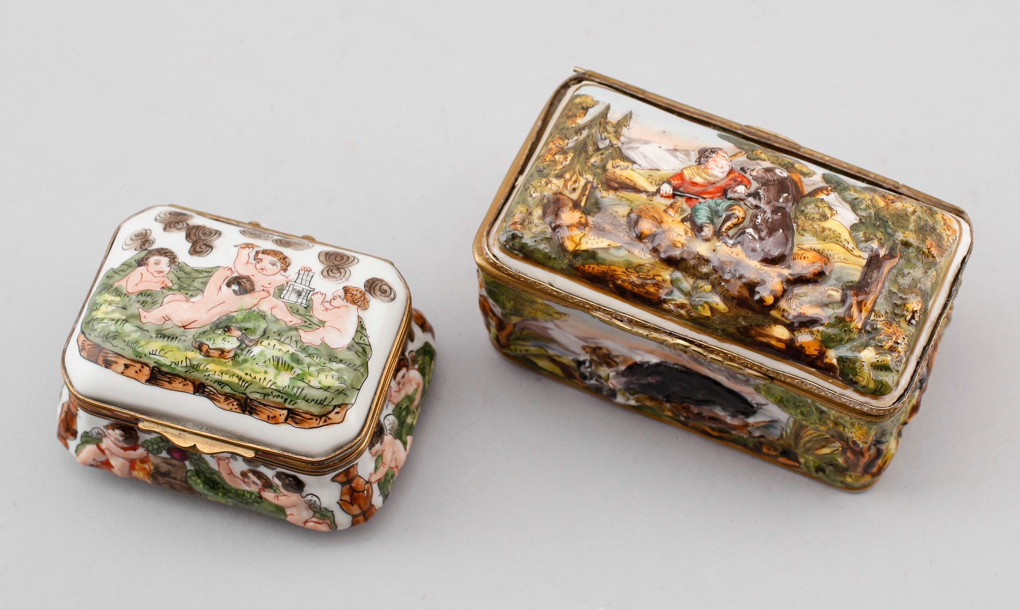 DOSOR, 2 st, porslin, Neapel, Italien, 1900-talets andra hälft.