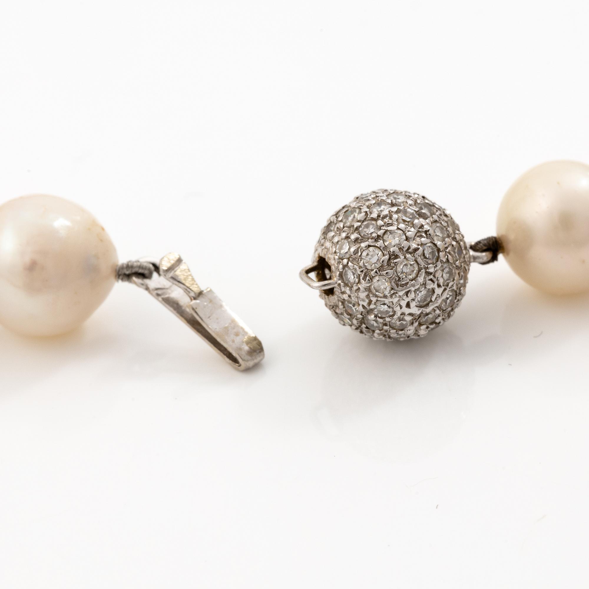 Two pearl necklaces with cultured freshwater pearls, two 18K white gold clasps set with small diamonds.