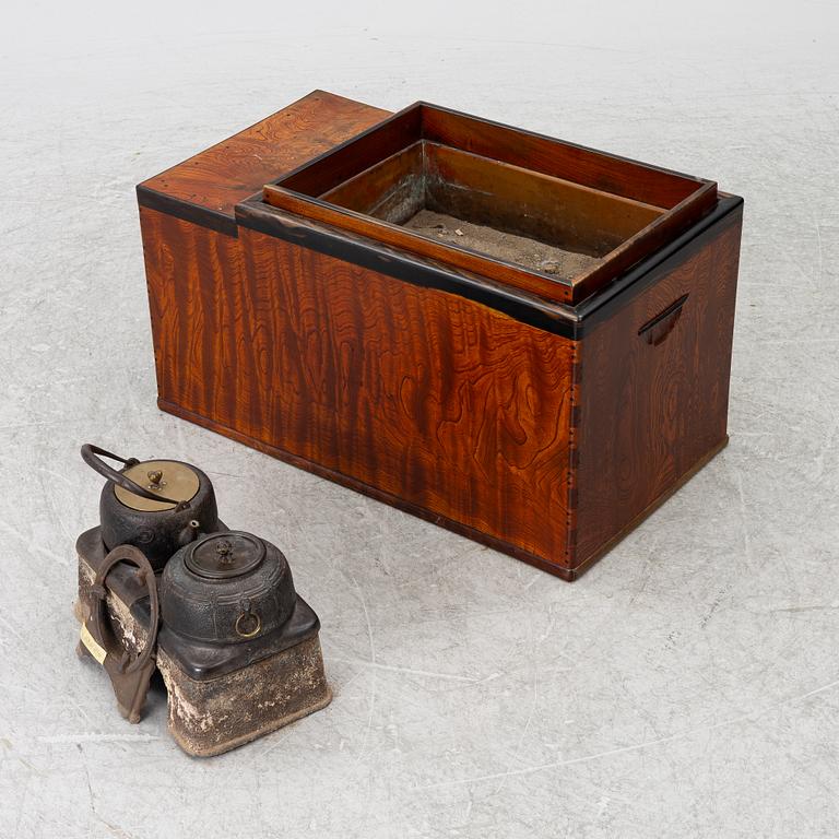 Hibachi (bordsgrill), trä och metall, med tekanna och kittel samt ställ, Japan, Meiji (1868-1912).