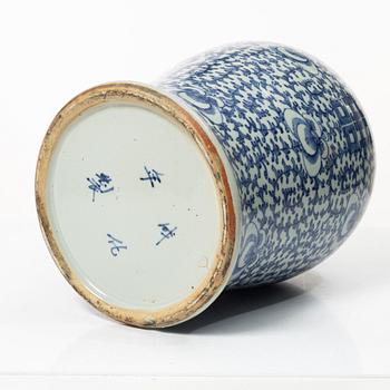 Urna med lock, porslin, Kina, Qingdynastin 1800-tal.