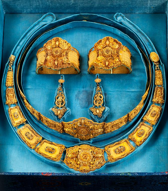 REPRESENTATIONSGARNITYR, bestående av collier, två armband, örhängen och diadem. Kina, Qing dynastin, 1800-tal.