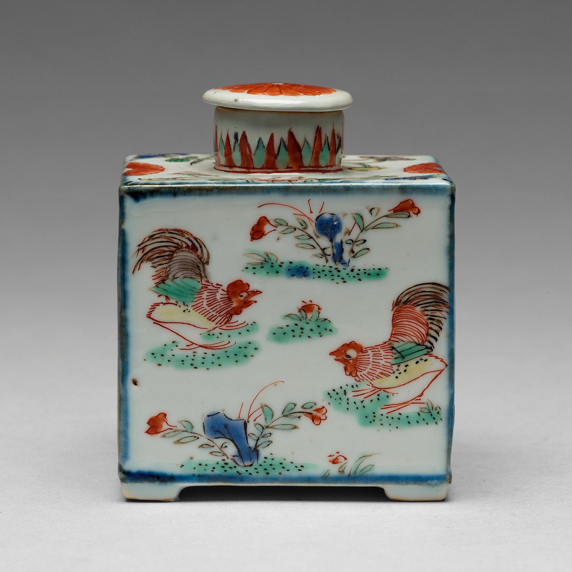 A famille verte porcelain tea caddy with cover, Qing dynasty, Kangxi (1662-1722).