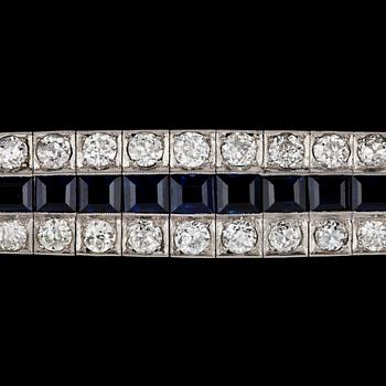 1072. A blue sapphire, app. 12 cts, and antique cut diamond bracelet, tot. app. 10 cts, 1930's.