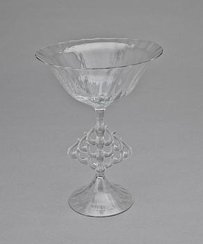 SKÅL PÅ FOT, glas, Nils Landberg, Orrefors, 1900-talets mitt.