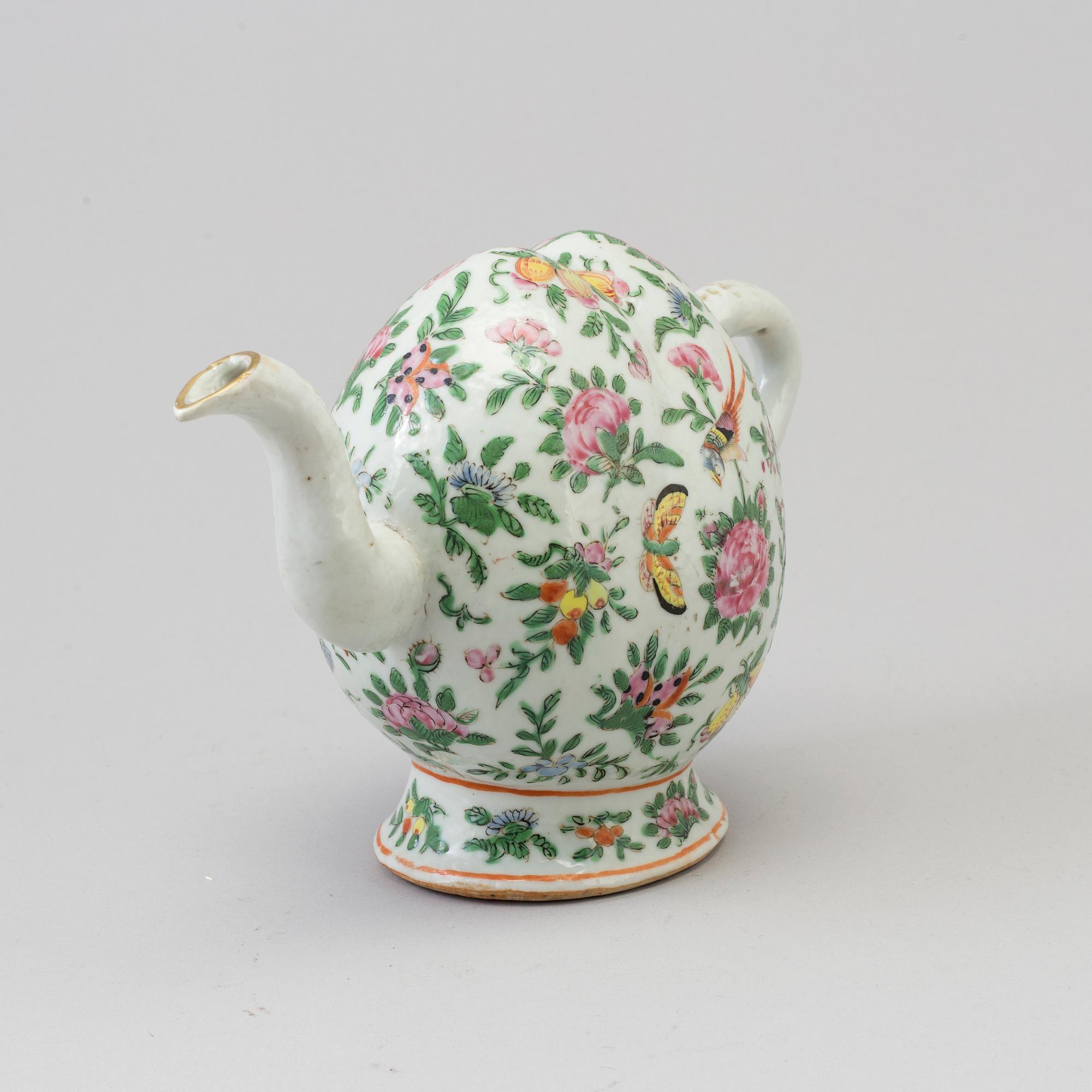 A Chinese cadogan tea pot, Canton, Qing dynasty, 19th Century.