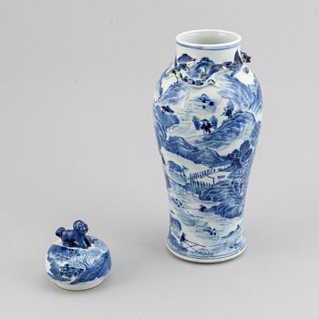 A blue and white vase with cover, Qing dynasty, Guangxu (1872-1908).